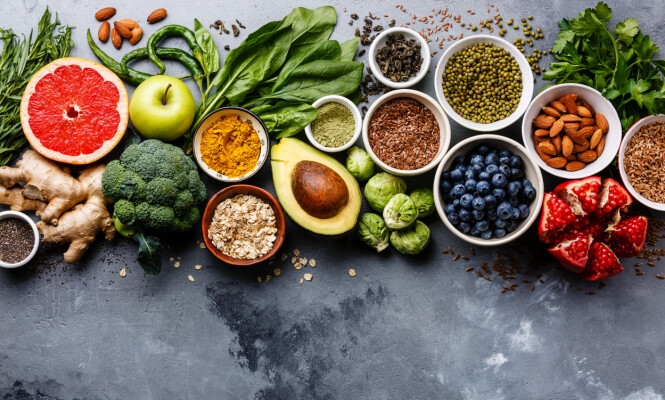 Nøtter og fettrike grønnsaker som avokado og mango, inneholder det sunne, umettede fettet. Foto: Shutterstock Nøtter og fettrike grønnsaker som avokado og mango, inneholder det sunne, umettede fettet. Foto: Shutterstock