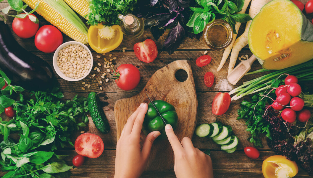 Mørkegrønne bladgrønnsaker og rød og oransje frukt og grønnsaker er bra for flere kroppslige funksjoner. Foto: Shutterstock Mørkegrønne bladgrønnsaker og rød og oransje frukt og grønnsaker er bra for flere kroppslige funksjoner. Foto: Shutterstock