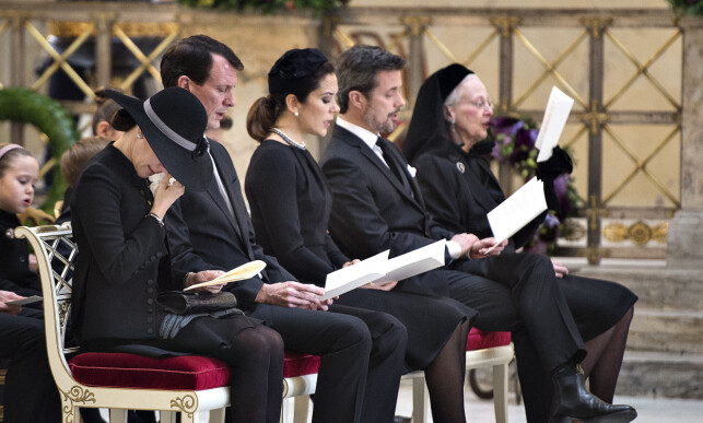 TOK FARVEL: Det var en tydelig beveget familie som tok farvel med prins Henrik under bisettelsen i slutten av februar. Foto: NTB Scanpix TOK FARVEL: Det var en tydelig beveget familie som tok farvel med prins Henrik under bisettelsen i slutten av februar. Foto: NTB Scanpix