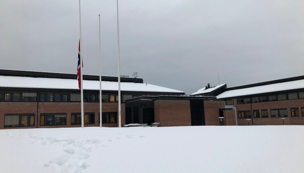 <strong>HALV STANG:</strong> Universitetet i Sørøst-Norge campus Bø flagger i dag på halv stang. Foto: USN <strong>HALV STANG:</strong> Universitetet i Sørøst-Norge campus Bø flagger i dag på halv stang. Foto: USN