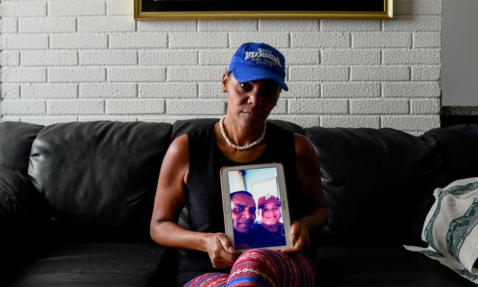 SITTER IGJEN: Yamileth Marcano viser fram et bilde av broren som ble drept av ranere som ville ta fra ham telefonen sin. Foto: AFP / NTB Scanpix. SITTER IGJEN: Yamileth Marcano viser fram et bilde av broren som ble drept av ranere som ville ta fra ham telefonen sin. Foto: AFP / NTB Scanpix.