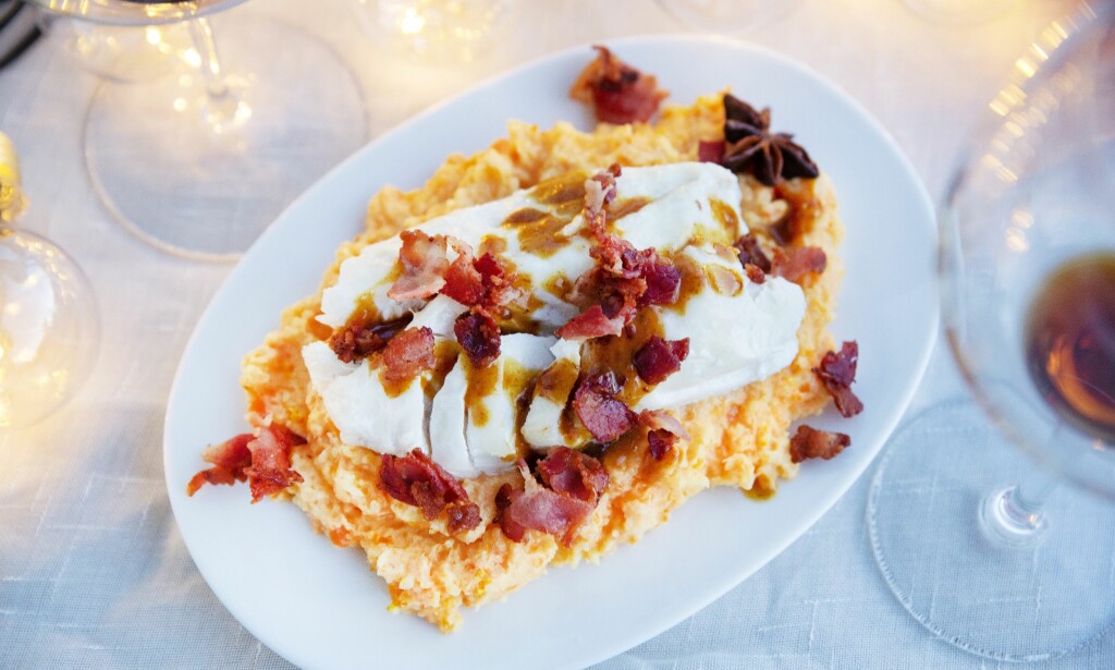 JULEMIDDAG: Nytrukket torsk med bacon, på en seng av kålrabistappe. JULEMIDDAG: Nytrukket torsk med bacon, på en seng av kålrabistappe.