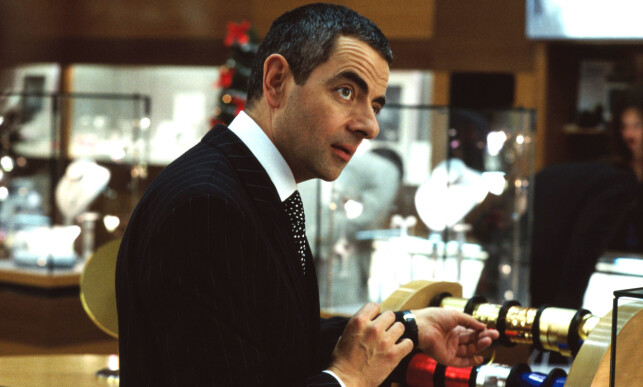 MINNEVERDIG: Scenen der Rowan Atkinson pakker inn et smykke til Harrys elskerinne, er både frustrerende og underholdende. Foto: All over press / Universal MINNEVERDIG: Scenen der Rowan Atkinson pakker inn et smykke til Harrys elskerinne, er både frustrerende og underholdende. Foto: All over press / Universal