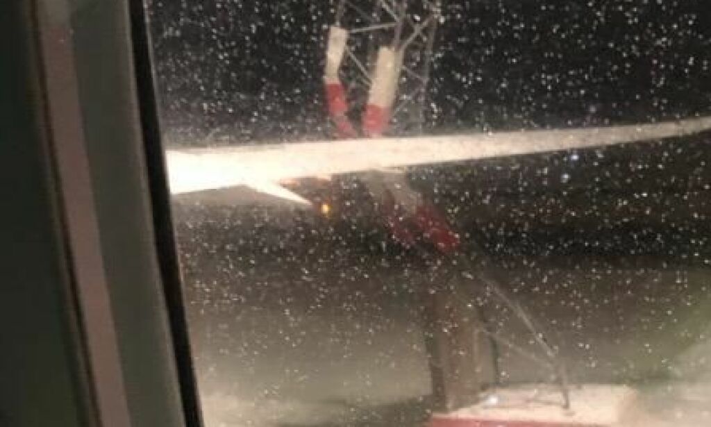 image: Passasjerfly krasjet i mast på Gardermoen