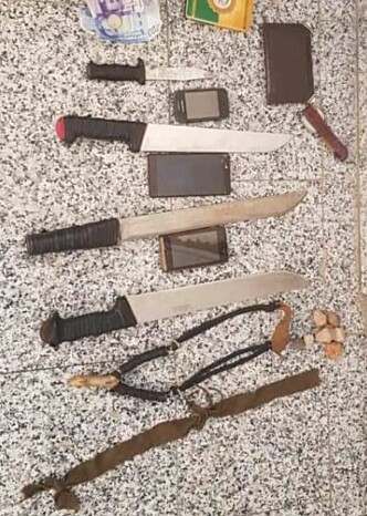 VÅPEN PÅ BUSS: Disse knivene skal de tre mennene som ble pågrepet av politiet i dag ha gjemt på bussen de satt i. Foto: Kech24 VÅPEN PÅ BUSS: Disse knivene skal de tre mennene som ble pågrepet av politiet i dag ha gjemt på bussen de satt i. Foto: Kech24