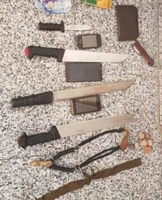 <strong>VÅPEN PÅ BUSS:</strong> Disse knivene skal de tre mennene som ble pågrepet av politiet i dag ha gjemt på bussen de satt i. Foto: Kech24 <strong>VÅPEN PÅ BUSS:</strong> Disse knivene skal de tre mennene som ble pågrepet av politiet i dag ha gjemt på bussen de satt i. Foto: Kech24