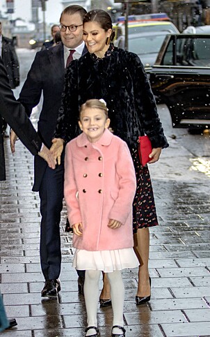 FEIRET MORMOR: Prinsesse Estelle var selvskreven gjest under Silvias feiring. Her sammen med mamma kronprinsesse Victoria og pappa prins Daniel. Foto: NTB Scanpix FEIRET MORMOR: Prinsesse Estelle var selvskreven gjest under Silvias feiring. Her sammen med mamma kronprinsesse Victoria og pappa prins Daniel. Foto: NTB Scanpix