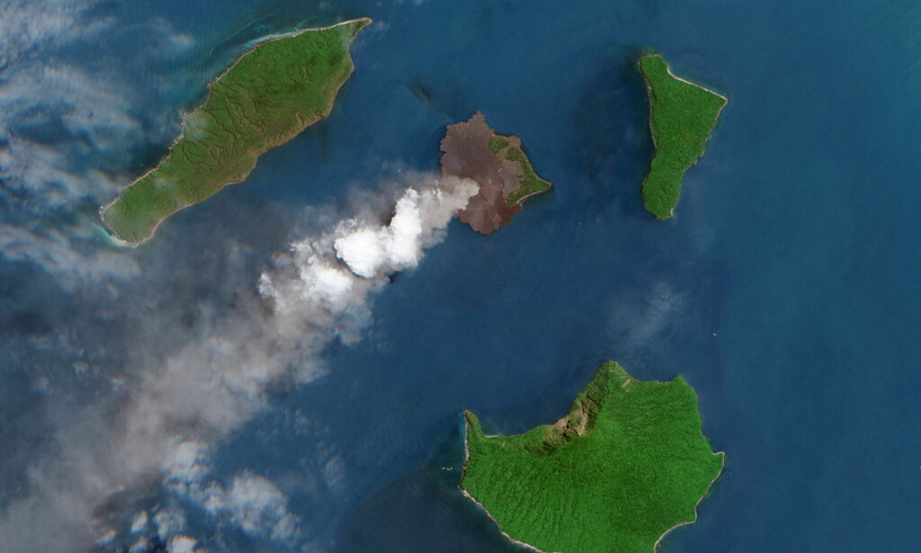 UTBRUDD: Et satellittbilde fra NASA viser askeskyen som sprer seg over Sundastredet i Indonesia etter et utbrudd fra vulkanen Anak Krakatau. Det undersjøiske raset skal ha blitt utløst da vulkanen hadde sitt utbrudd. Foto: NASA/ NTB Scanpix UTBRUDD: Et satellittbilde fra NASA viser askeskyen som sprer seg over Sundastredet i Indonesia etter et utbrudd fra vulkanen Anak Krakatau. Det undersjøiske raset skal ha blitt utløst da vulkanen hadde sitt utbrudd. Foto: NASA/ NTB Scanpix