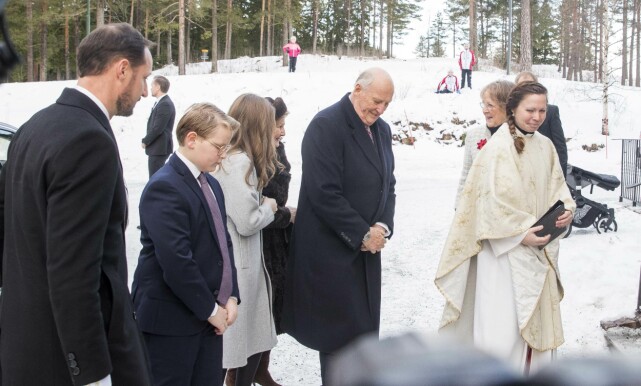 PÅ PLASS: Kongeparet og kronprinsfamilien møtte opp i Holmenkollen kapell for den årlige julegudstjenesten første juledag. Foto: NTB Scanpix PÅ PLASS: Kongeparet og kronprinsfamilien møtte opp i Holmenkollen kapell for den årlige julegudstjenesten første juledag. Foto: NTB Scanpix