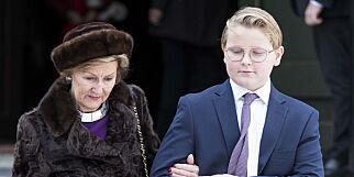 image: Støttet farmor ut fra kirka
