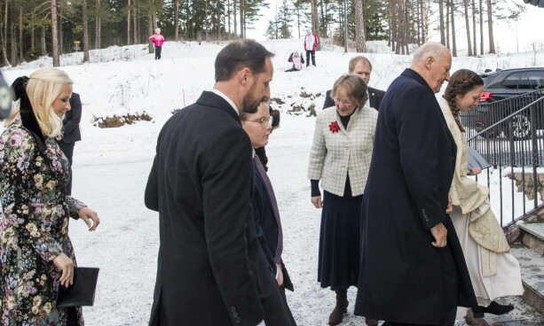 HELE FAMILIEN: Hele kronprinsfamilien på vei inn i Holmenkollen kapell sammen med kong Harald og dronning Sonja. Foto: NTB Scanpix HELE FAMILIEN: Hele kronprinsfamilien på vei inn i Holmenkollen kapell sammen med kong Harald og dronning Sonja. Foto: NTB Scanpix