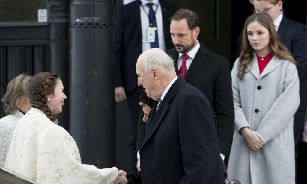 TAKKER FOR SEG: Kong Harald, kronprins Haakon og prinsesse Ingrid Alexandra på vei ut fra Holmenkollen kapell. Foto: NTB Scanpix TAKKER FOR SEG: Kong Harald, kronprins Haakon og prinsesse Ingrid Alexandra på vei ut fra Holmenkollen kapell. Foto: NTB Scanpix