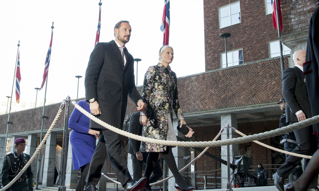 2017: Under Nobel fredspris i fjor brukte Mette-Marit den samme kåpen som hun brukte i dag under julegudstjenesten. Foto: NTB Scanpix 2017: Under Nobel fredspris i fjor brukte Mette-Marit den samme kåpen som hun brukte i dag under julegudstjenesten. Foto: NTB Scanpix