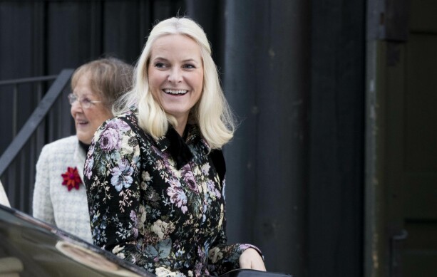 GJENBRUK: Kåpen kronprinsesse Mette-Marit hadde på seg under årets julegudstjeneste brukte hun også under Nobels fredspris i fjor. Foto: NTB Scanpix GJENBRUK: Kåpen kronprinsesse Mette-Marit hadde på seg under årets julegudstjeneste brukte hun også under Nobels fredspris i fjor. Foto: NTB Scanpix