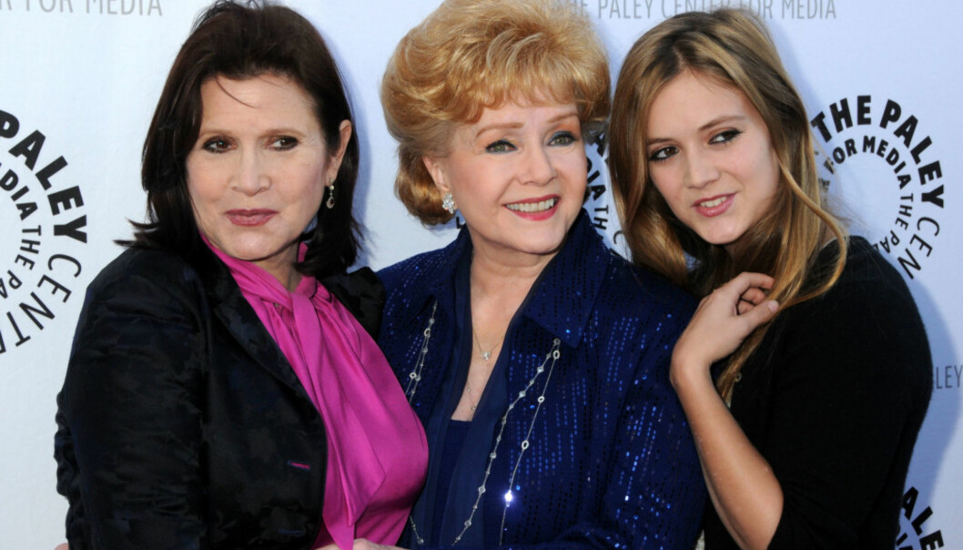 TRE GENERASJONER: Skuespiller Billie Lourd var i dyp sorg etter å ha mistet både bestemoren (Debbie Reynolds) og moren (Carrie Fisher) i romjulen 2016. Her er de sammen på rød løper i 2011. Foto: Byron Purvis / AdMedia / NTB scanpix TRE GENERASJONER: Skuespiller Billie Lourd var i dyp sorg etter å ha mistet både bestemoren (Debbie Reynolds) og moren (Carrie Fisher) i romjulen 2016. Her er de sammen på rød løper i 2011. Foto: Byron Purvis / AdMedia / NTB scanpix