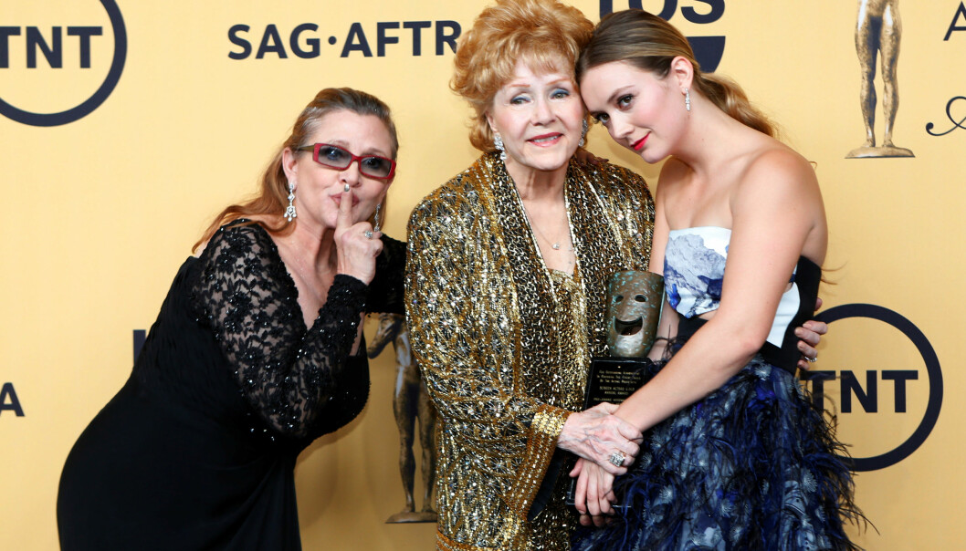 MISTET BEGGE: Billie Lourd er datter av Carrie Fisher, og barnebarn av Debbie Reynolds. Nå er det to år siden hun mistet begge to, og i den anledning har hun kommet med en spesiell hilsen til sin avdøde mor. Her er trioen på rød løper i 2015. Foto: NTB scanpix MISTET BEGGE: Billie Lourd er datter av Carrie Fisher, og barnebarn av Debbie Reynolds. Nå er det to år siden hun mistet begge to, og i den anledning har hun kommet med en spesiell hilsen til sin avdøde mor. Her er trioen på rød løper i 2015. Foto: NTB scanpix