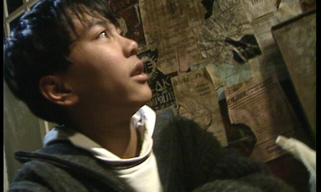 FORTSATTE I NRK: Etter «Midt i Smørøyet» har Christian Strand vært innom både skuespill, journalistikk og en kort sangkarriere. I dag er han tilbake som programleder for NRK. Foto: Skjermdump / NRK