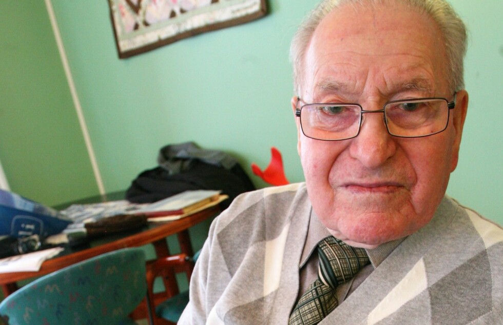 SISTE TIDSVITNE: Martin Meholm (1916-2018) viser fram portrettet av Johan Hüttner, som var vaktsjef og den som hadde mest med fangene å gjøre. Han var beryktet for voldelige overgrep. Etter krigen ble Hüttner dømt til livsvarig tvangsarbeid. Foto: Asbjørn Svarstad SISTE TIDSVITNE: Martin Meholm (1916-2018) viser fram portrettet av Johan Hüttner, som var vaktsjef og den som hadde mest med fangene å gjøre. Han var beryktet for voldelige overgrep. Etter krigen ble Hüttner dømt til livsvarig tvangsarbeid. Foto: Asbjørn Svarstad