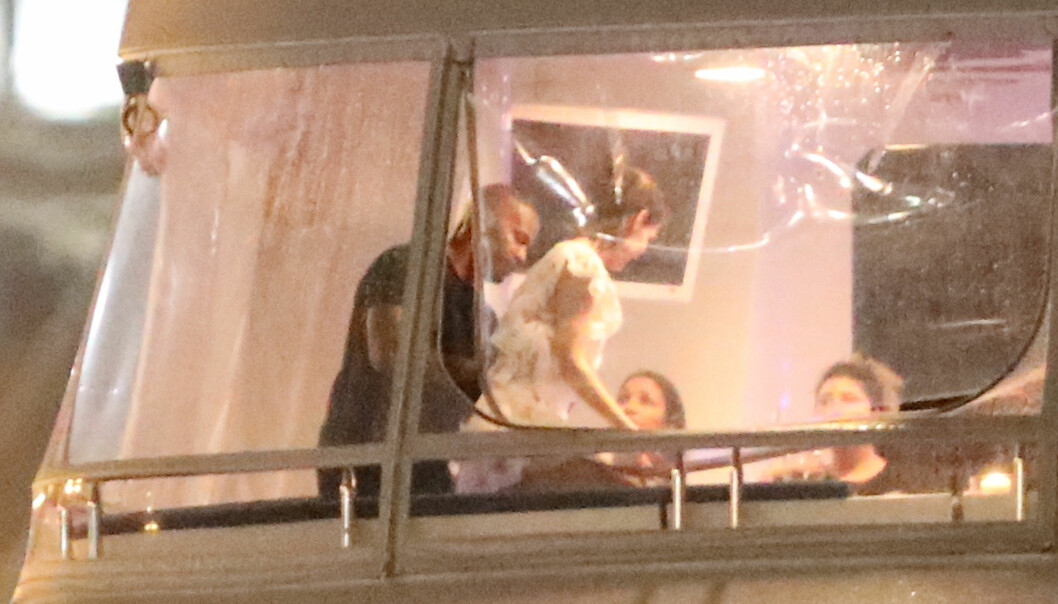 GODT SELSKAP: Jamie Foxx og Katie Holmes ble observert på en luksusyacht utenfor Miami sammen med gode venner. Foto: NTB Scanpix GODT SELSKAP: Jamie Foxx og Katie Holmes ble observert på en luksusyacht utenfor Miami sammen med gode venner. Foto: NTB Scanpix