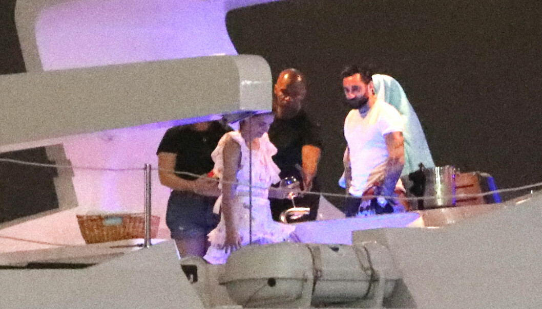 STOR BÅT: Katie Holmes, Jamie Foxx og deres gjester hadde nok av plass å boltre seg på. Foto: NTB Scanpix STOR BÅT: Katie Holmes, Jamie Foxx og deres gjester hadde nok av plass å boltre seg på. Foto: NTB Scanpix