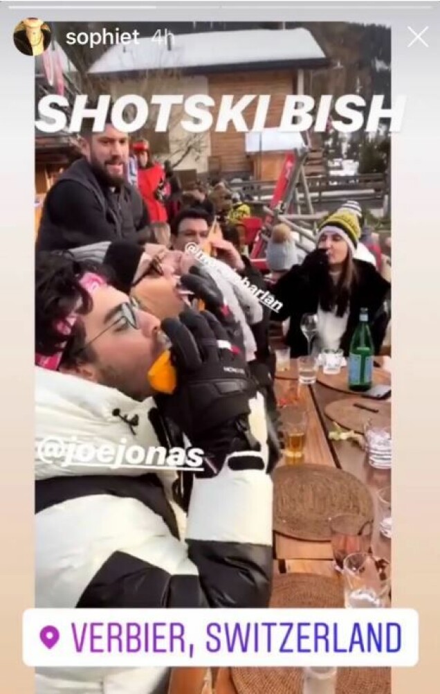 <strong>FEST:</strong> I kjent høyfjell-stil ble det også afterski på Jonas-Chopra-familien. Foto: Skjermdump / Instagram <strong>FEST:</strong> I kjent høyfjell-stil ble det også afterski på Jonas-Chopra-familien. Foto: Skjermdump / Instagram