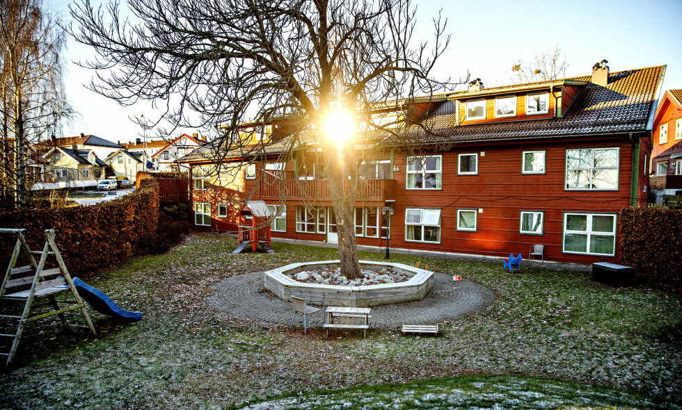 STIFTELSEN VILDES SENTER: Det bonderøde huset med åtte små leiligheter og lekerom i kjelleren, ligger noen små skritt opp fra havna i Horten. STIFTELSEN VILDES SENTER: Det bonderøde huset med åtte små leiligheter og lekerom i kjelleren, ligger noen små skritt opp fra havna i Horten.