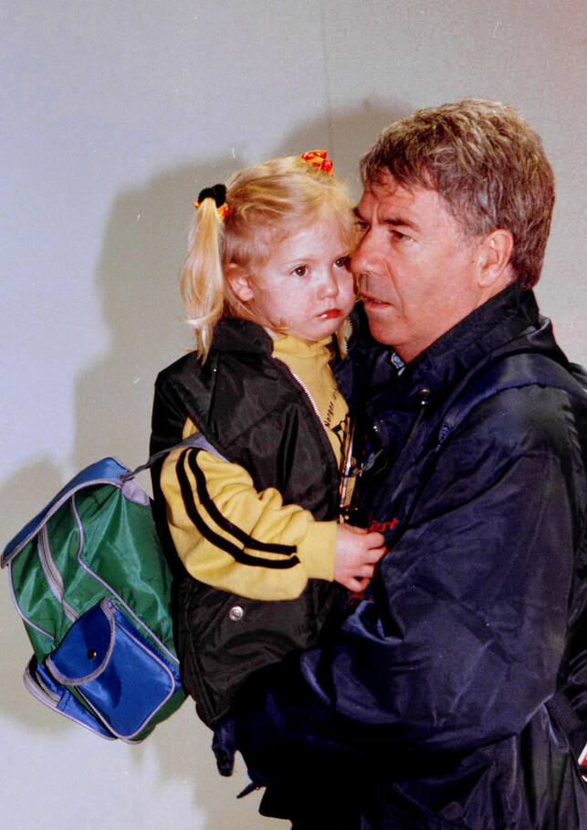 NÆRE: Kine Olsen Vedelden forteller at hun er både mamma- og pappadalt. Her er hun avbildet med sin far i Frankrike i 1998. Foto: NTB Scanpix NÆRE: Kine Olsen Vedelden forteller at hun er både mamma- og pappadalt. Her er hun avbildet med sin far i Frankrike i 1998. Foto: NTB Scanpix