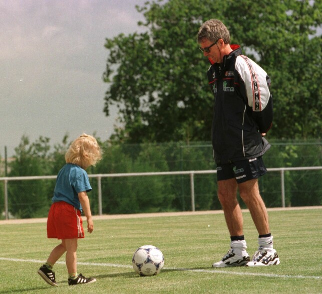 BEST UTEN BALL: Kine Olsen Vedelden var ofte å se sammen med pappa på treningsfeltet som barn. Selv gikk hun andre veier. Foto: NTB Scanpix BEST UTEN BALL: Kine Olsen Vedelden var ofte å se sammen med pappa på treningsfeltet som barn. Selv gikk hun andre veier. Foto: NTB Scanpix