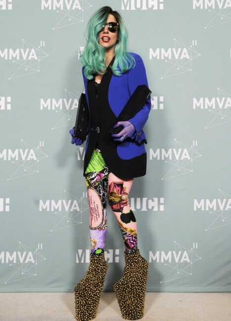 EKSTREMSKO: Popstjernen har blitt kjent for skotøyet - jo høyere, jo bedre. Her avbildet under Muchmusic Awards i Toronto i 2011. Foto: NTB scanpix EKSTREMSKO: Popstjernen har blitt kjent for skotøyet - jo høyere, jo bedre. Her avbildet under Muchmusic Awards i Toronto i 2011. Foto: NTB scanpix