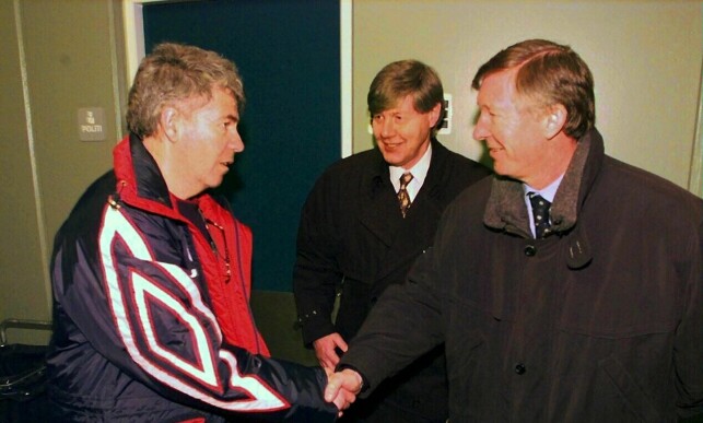 - LITT PINLIG: Det var i forbindelse med dette møtet at Kine Olsen Vedelden «spyttet» på Ferguson. Her hilser den daværende landslagstreneren Egil Drillo Olsen (t.v.) på Manchester Uniteds manager Alex Ferguson etter privatlandskampen mot Danmark i København i 1998. Foto: NTB Scanpix - LITT PINLIG: Det var i forbindelse med dette møtet at Kine Olsen Vedelden «spyttet» på Ferguson. Her hilser den daværende landslagstreneren Egil Drillo Olsen (t.v.) på Manchester Uniteds manager Alex Ferguson etter privatlandskampen mot Danmark i København i 1998. Foto: NTB Scanpix