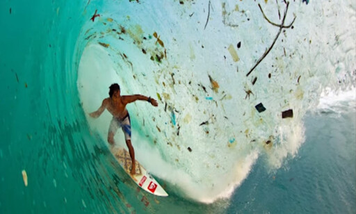 SURFER I PLAST: Plastproblemene er åpenbare for alle på Indonesia. Foto: Avanieco SURFER I PLAST: Plastproblemene er åpenbare for alle på Indonesia. Foto: Avanieco