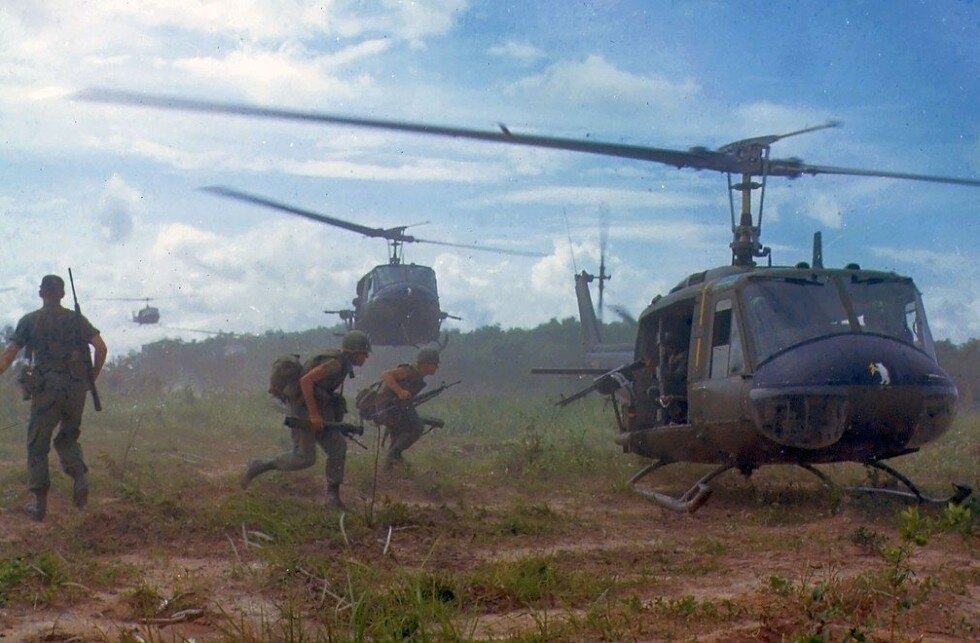 TV-KRIGEN: Bildene fra Vietnam ble sendt direkte på amerikansk TV, noe som var med på å forme opinionen. Helikoptere og bombefly fikk en sterk symboleffekt i en krig der verdens mest ressurssterke krigsmakt sto opp mot geriljakrigføring fra «usynlige» soldater på bakkeplan. Foto: Foto: James K. F. Dung/wikipedia TV-KRIGEN: Bildene fra Vietnam ble sendt direkte på amerikansk TV, noe som var med på å forme opinionen. Helikoptere og bombefly fikk en sterk symboleffekt i en krig der verdens mest ressurssterke krigsmakt sto opp mot geriljakrigføring fra «usynlige» soldater på bakkeplan. Foto: Foto: James K. F. Dung/wikipedia