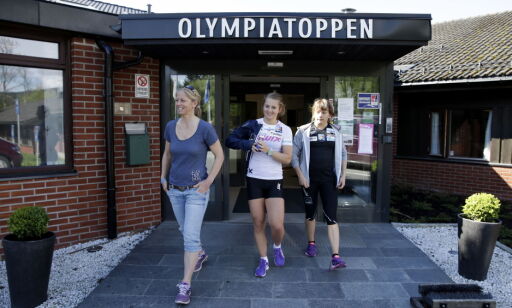 Oslo 20130524. F.v.: daglig leder Stine Lise Hattestad i Aker Achievements sammen med Ingvild Flugstad Østberg og Maiken Caspersen Falla fra skilandslaget på Olympiatoppen i Oslo fredag formiddag i forbindelse med promotering av Oslo Skishow som arrangeres til inntekt for kreftsaken den 11. juni på Rådhusplassen i Oslo.
Foto: Håkon Mosvold Larsen / NTB scanpix