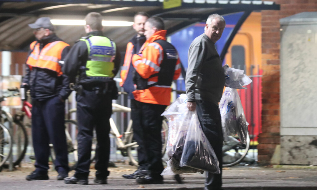 DREPT: Politiet rykket raskt ut til togstasjonen etter hendelsen, men gjerningspersonen hadde allerede stukket av. Foto: Pa Photos / Steve Parsons DREPT: Politiet rykket raskt ut til togstasjonen etter hendelsen, men gjerningspersonen hadde allerede stukket av. Foto: Pa Photos / Steve Parsons