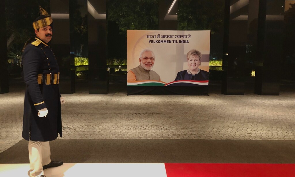 STOR STÅHEI: Erna Solberg pryder flere billboards sammen med statsminister Narendra Modi i forbindelse med besøket. Har fra utenfor hotellet der hun bor. Foto: Nina Hansen / Dagbladet STOR STÅHEI: Erna Solberg pryder flere billboards sammen med statsminister Narendra Modi i forbindelse med besøket. Har fra utenfor hotellet der hun bor. Foto: Nina Hansen / Dagbladet