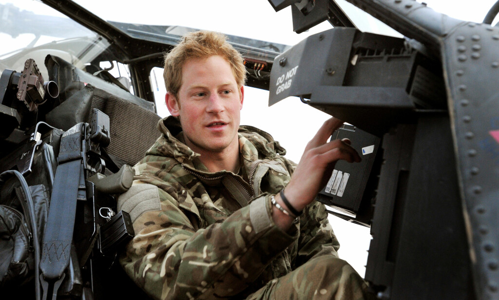 PILOT: Prins Harry er utdannet helikopterpilot i Royal Air Force, og tjenestegjorde i Afghanistan. Her fra desember 2012. foto: John Stillwell / AP / NTB Scanpix) PILOT: Prins Harry er utdannet helikopterpilot i Royal Air Force, og tjenestegjorde i Afghanistan. Her fra desember 2012. foto: John Stillwell / AP / NTB Scanpix)