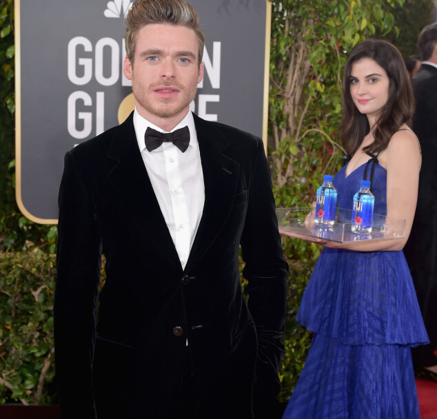 <strong>STJAL SHOWET:</strong> Kelleth Cuthbert er blitt avbildet i bakgrunnen av en rekke bilder fra den røde løperen. Her med Richard Madden. Foto: Getty Images <strong>STJAL SHOWET:</strong> Kelleth Cuthbert er blitt avbildet i bakgrunnen av en rekke bilder fra den røde løperen. Her med Richard Madden. Foto: Getty Images