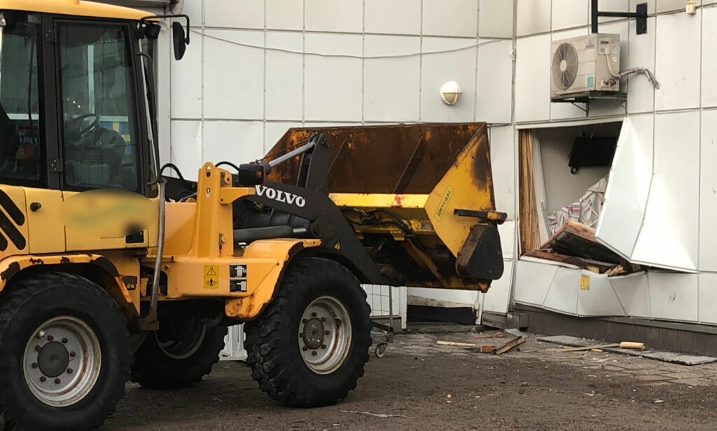 KOM BAKVEIEN: Ranerne i Stockholm tok seg inn hos pantelåneren med hjullaster ved personalinngangen på baksiden. Foto: Janne Åkesson, Swepix/Expressen. KOM BAKVEIEN: Ranerne i Stockholm tok seg inn hos pantelåneren med hjullaster ved personalinngangen på baksiden. Foto: Janne Åkesson, Swepix/Expressen.