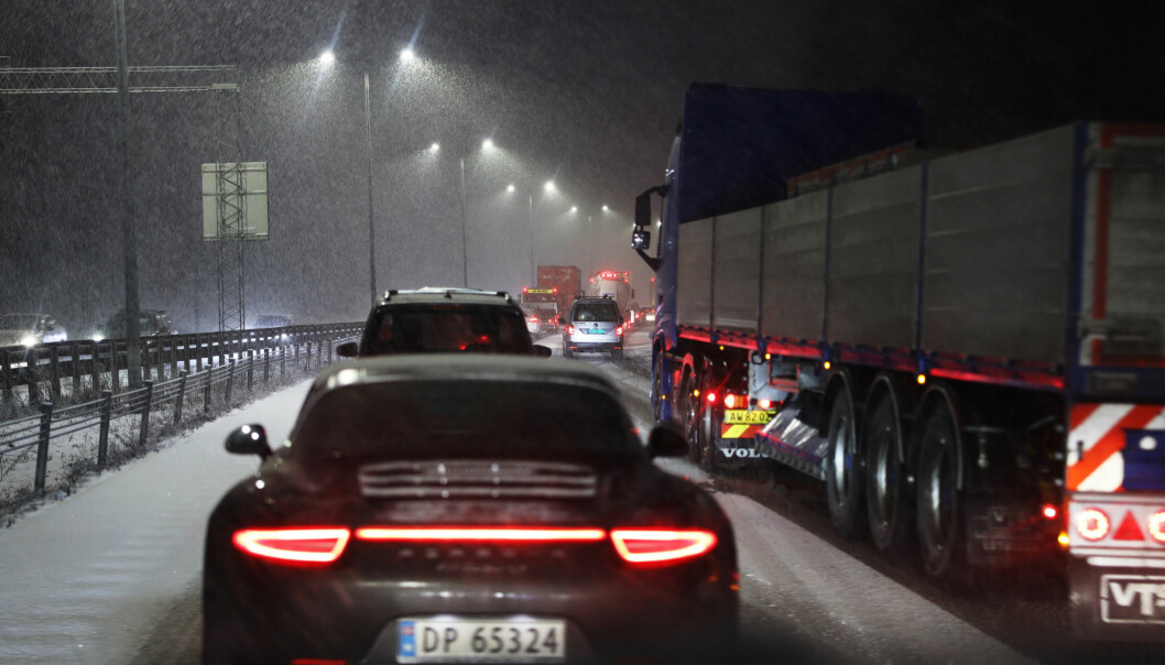 <strong>LANGE KØER:</strong> Snøvær på Østlandet gir vanskelige kjøreforhold og køer. Kø på E18 fra Drammen opp mot Liertoppen på grunn av et trafikkuhell. Foto: Ørn E. Borgen / NTB scanpix <strong>LANGE KØER:</strong> Snøvær på Østlandet gir vanskelige kjøreforhold og køer. Kø på E18 fra Drammen opp mot Liertoppen på grunn av et trafikkuhell. Foto: Ørn E. Borgen / NTB scanpix