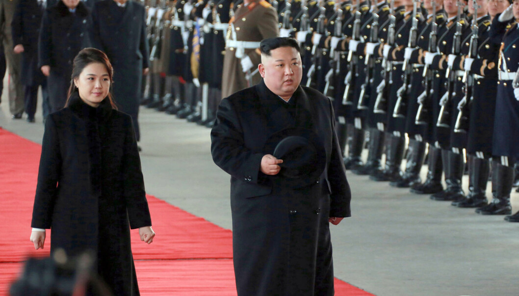 <strong>FJERDE KINA-BESØK PÅ ETT ÅR:</strong> Her er Nord-Koreas leder Kim Jong og kona Ri Sol Ju ved avreise fra hovedstaden Pyongyang, på et bilde publisert av statlige medier mandag. Foto: KCNA/Korea News Service/AP/NTB Scanpix. <strong>FJERDE KINA-BESØK PÅ ETT ÅR:</strong> Her er Nord-Koreas leder Kim Jong og kona Ri Sol Ju ved avreise fra hovedstaden Pyongyang, på et bilde publisert av statlige medier mandag. Foto: KCNA/Korea News Service/AP/NTB Scanpix.