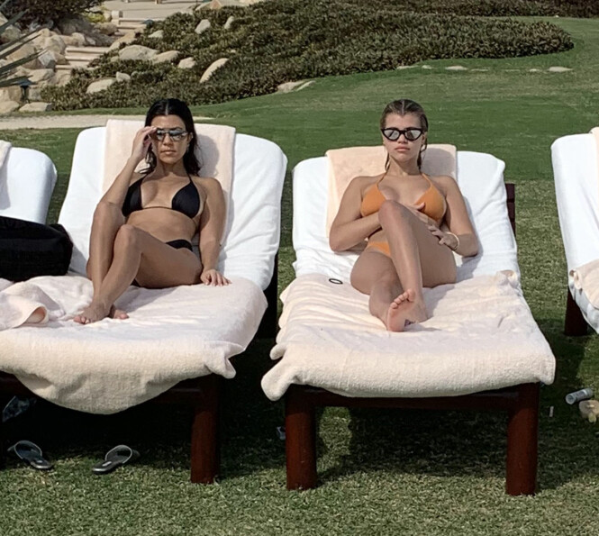 <strong>BEACH BABES:</strong> Kourtney og Sofia lå side om side på stranden, som et tydelig tegn på en begravet stridsøks. Foto: NTB scanpix <strong>BEACH BABES:</strong> Kourtney og Sofia lå side om side på stranden, som et tydelig tegn på en begravet stridsøks. Foto: NTB scanpix