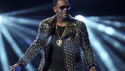 Statsadvokat ber ofre melde seg etter overgrepsanklager mot R. Kelly Statsadvokat ber ofre melde seg etter overgrepsanklager mot R. Kelly