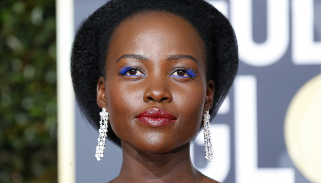 RENDY: Lupita Nyong'o var en av stjernene man kunne se med øyesminke i en sterk farge på den røde løperen i forkant av Golden Globe-utdelingen. Foto: NTB Scanpix RENDY: Lupita Nyong'o var en av stjernene man kunne se med øyesminke i en sterk farge på den røde løperen i forkant av Golden Globe-utdelingen. Foto: NTB Scanpix