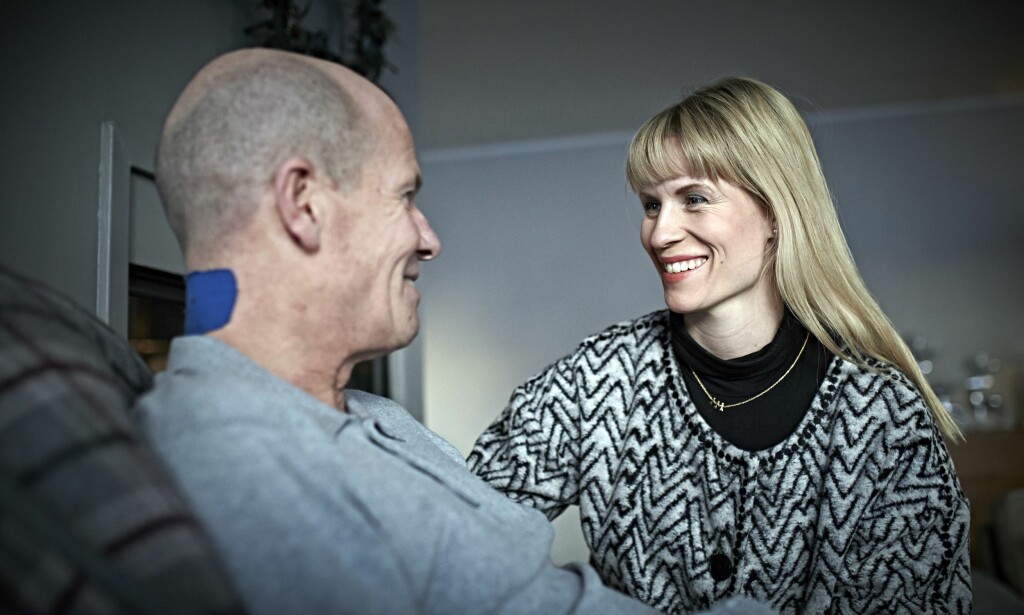 DRØMMER OM KUR: Johnny Larsåsen (66) ble diagnostisert med ALS - for amyotrofisk lateralsklerose, sykdommen som går løs på de motoriske nervecellene i ryggmarg og hjerne, inntil det blir vanskelig og til slutt umulig for personen å gå, snakke, svelge og puste - for to år siden. Datteren Cathrine håper på en kur mot sykdommen som er i ferd med å ta faren ifra henne. DRØMMER OM KUR: Johnny Larsåsen (66) ble diagnostisert med ALS - for amyotrofisk lateralsklerose, sykdommen som går løs på de motoriske nervecellene i ryggmarg og hjerne, inntil det blir vanskelig og til slutt umulig for personen å gå, snakke, svelge og puste - for to år siden. Datteren Cathrine håper på en kur mot sykdommen som er i ferd med å ta faren ifra henne.