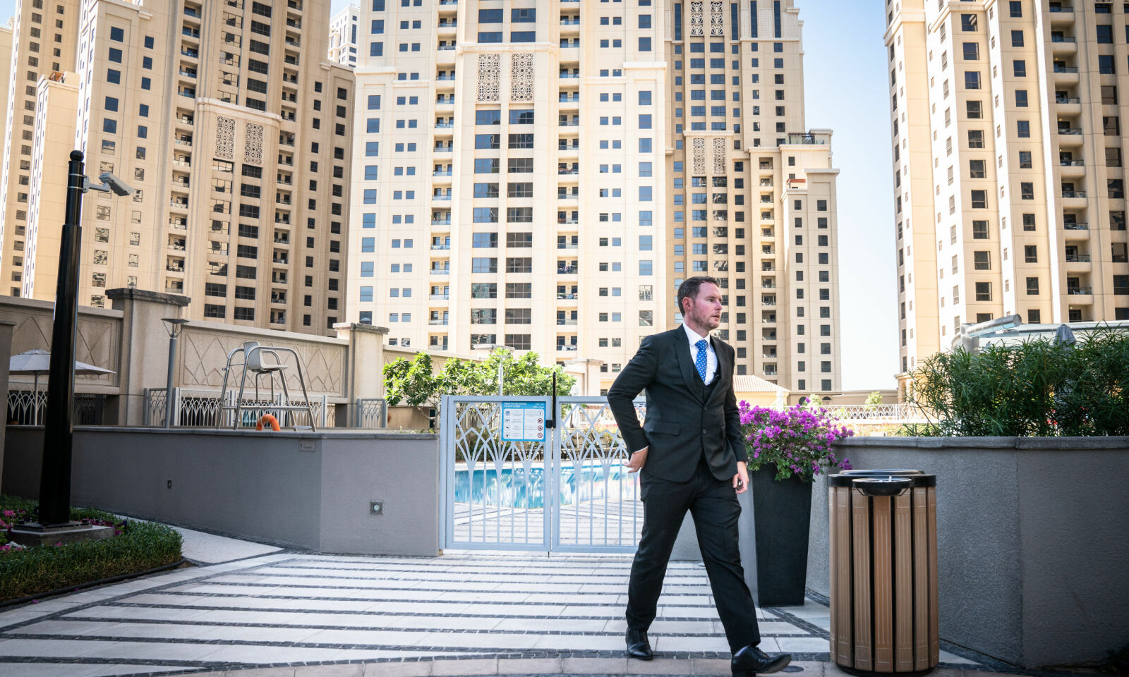 HASTER VIDERE: Eiendomsmekler Daniel Heywood tok med Dagbladet på luksus-visninger i Dubai Marina. Her haster han videre, forbi svømmebassenget ved Shemara Tower. HASTER VIDERE: Eiendomsmekler Daniel Heywood tok med Dagbladet på luksus-visninger i Dubai Marina. Her haster han videre, forbi svømmebassenget ved Shemara Tower.