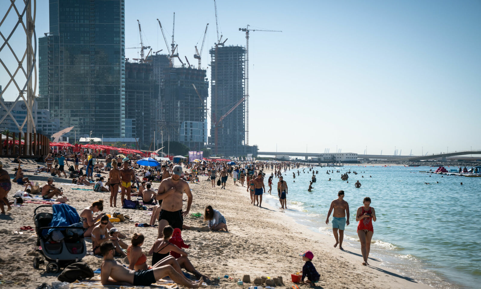 BYGGER MER: Den offentlige stranda på Dubai Marina i desember. 25 grader i skyggen og i vannet. I bakgrunnen bygges det ut mer for tilreisende. BYGGER MER: Den offentlige stranda på Dubai Marina i desember. 25 grader i skyggen og i vannet. I bakgrunnen bygges det ut mer for tilreisende.