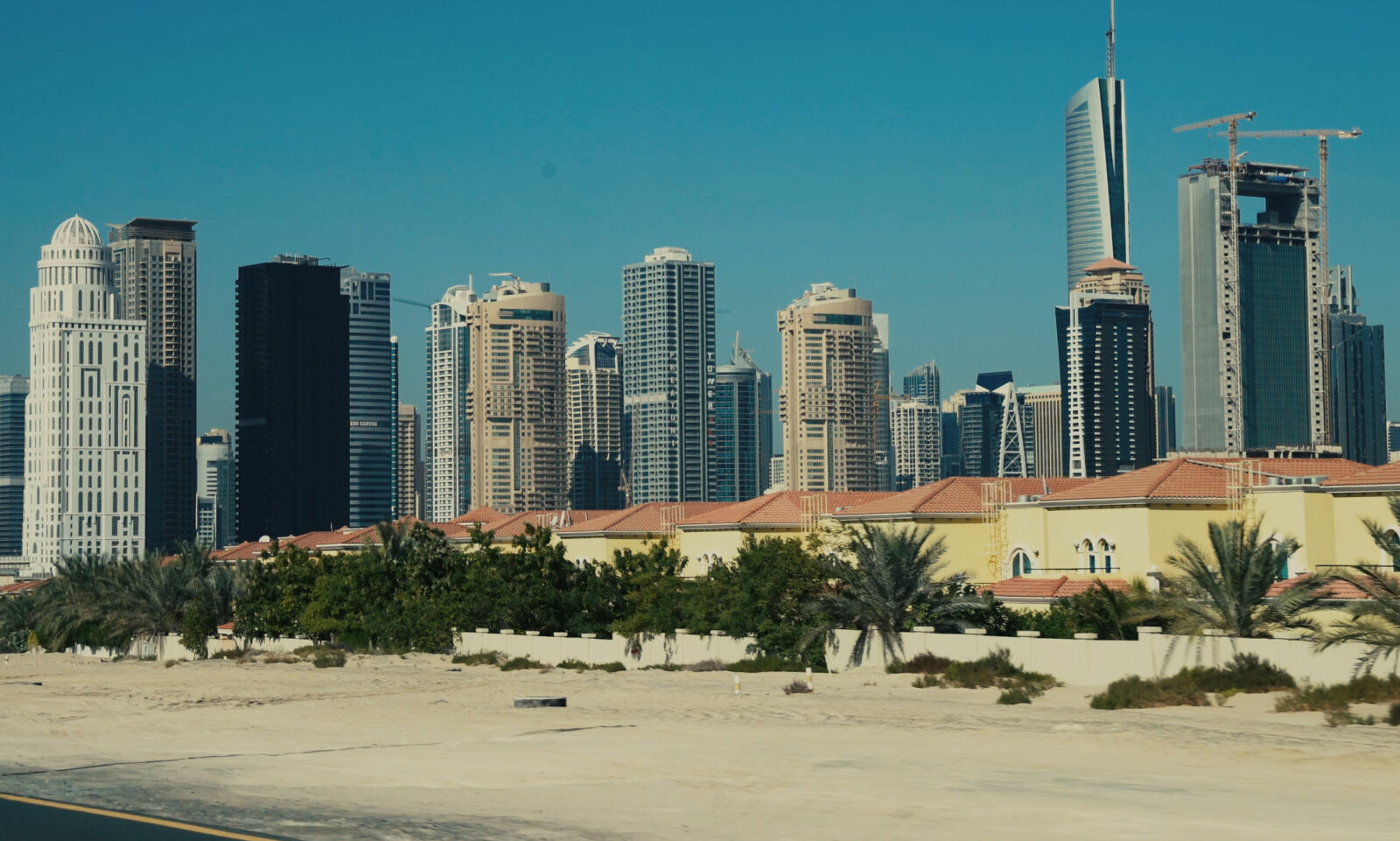 FAMILIEBOLIGER: Utenfor sentrum er det bygget flere tusen rekkehus for utenlandske familier som har bosatt seg i Dubai. Sju stykker er tilknyttet en nordmann i 50-åra bosatt i Buskerud. FAMILIEBOLIGER: Utenfor sentrum er det bygget flere tusen rekkehus for utenlandske familier som har bosatt seg i Dubai. Sju stykker er tilknyttet en nordmann i 50-åra bosatt i Buskerud.