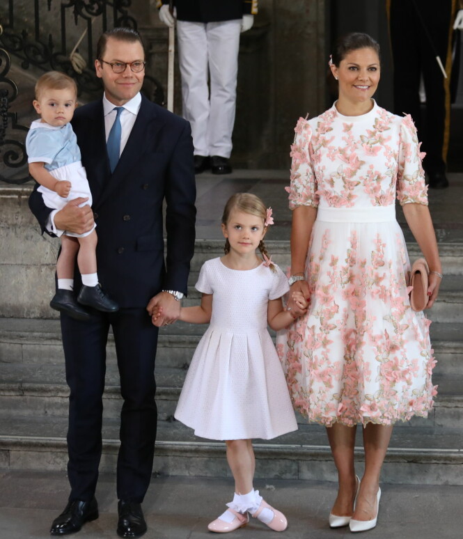 <strong>FAVORITT:</strong> Den svenske kronprinsfamilien er godt likt i Sverige. Her er prins Daniel og kronprinsesse Victoria med to år gamle prins Oscar og seks år gamle prinsesse Estelle. Foto: NTB Scanpix <strong>FAVORITT:</strong> Den svenske kronprinsfamilien er godt likt i Sverige. Her er prins Daniel og kronprinsesse Victoria med to år gamle prins Oscar og seks år gamle prinsesse Estelle. Foto: NTB Scanpix