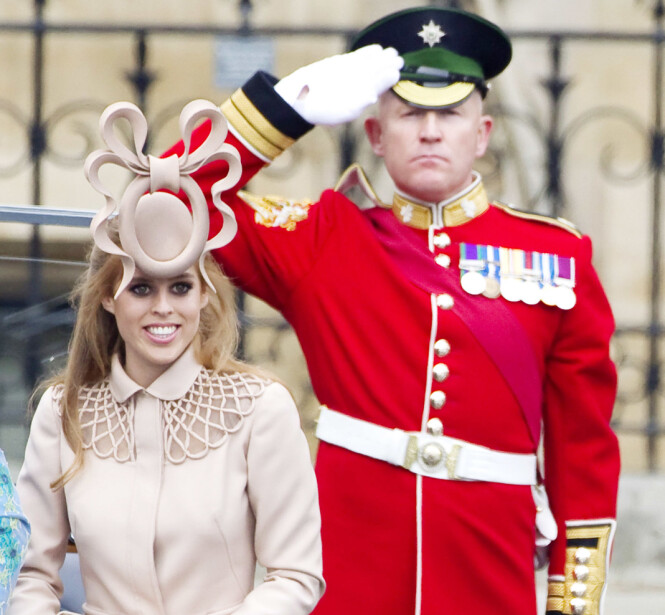 FIKK MYE OPPMERKSOMHET: Den Philip Treacy-designede hatten skapte mye furore under prinsebryllupet i 2011 - men prinsesse Beatrice så på det som utelukkende positivt at den fikk mye oppmerksomhet. Hun solgte den nemlig videre på en auksjon, og ga overskuddet til UNICEF. FOTO: NTB Scanpix FIKK MYE OPPMERKSOMHET: Den Philip Treacy-designede hatten skapte mye furore under prinsebryllupet i 2011 - men prinsesse Beatrice så på det som utelukkende positivt at den fikk mye oppmerksomhet. Hun solgte den nemlig videre på en auksjon, og ga overskuddet til UNICEF. FOTO: NTB Scanpix