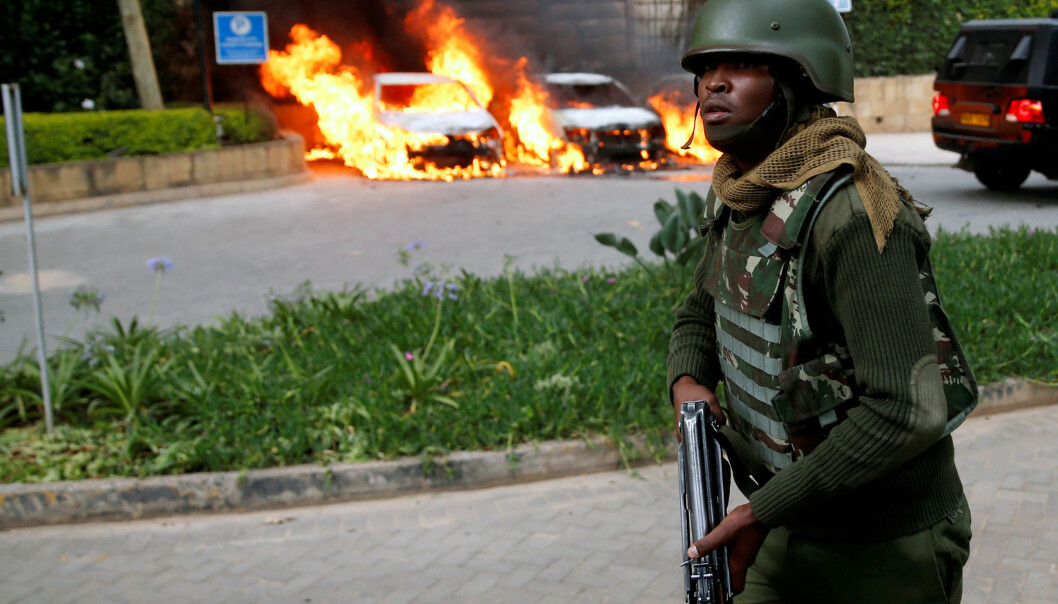 <strong>KENYA:</strong> En politimann løpet forbi brennende biler ved hotell-komplekset hvor et terrorangrep pågikk i Nairobi tirsdag. Foto: REUTERS/Baz Ratner <strong>KENYA:</strong> En politimann løpet forbi brennende biler ved hotell-komplekset hvor et terrorangrep pågikk i Nairobi tirsdag. Foto: REUTERS/Baz Ratner